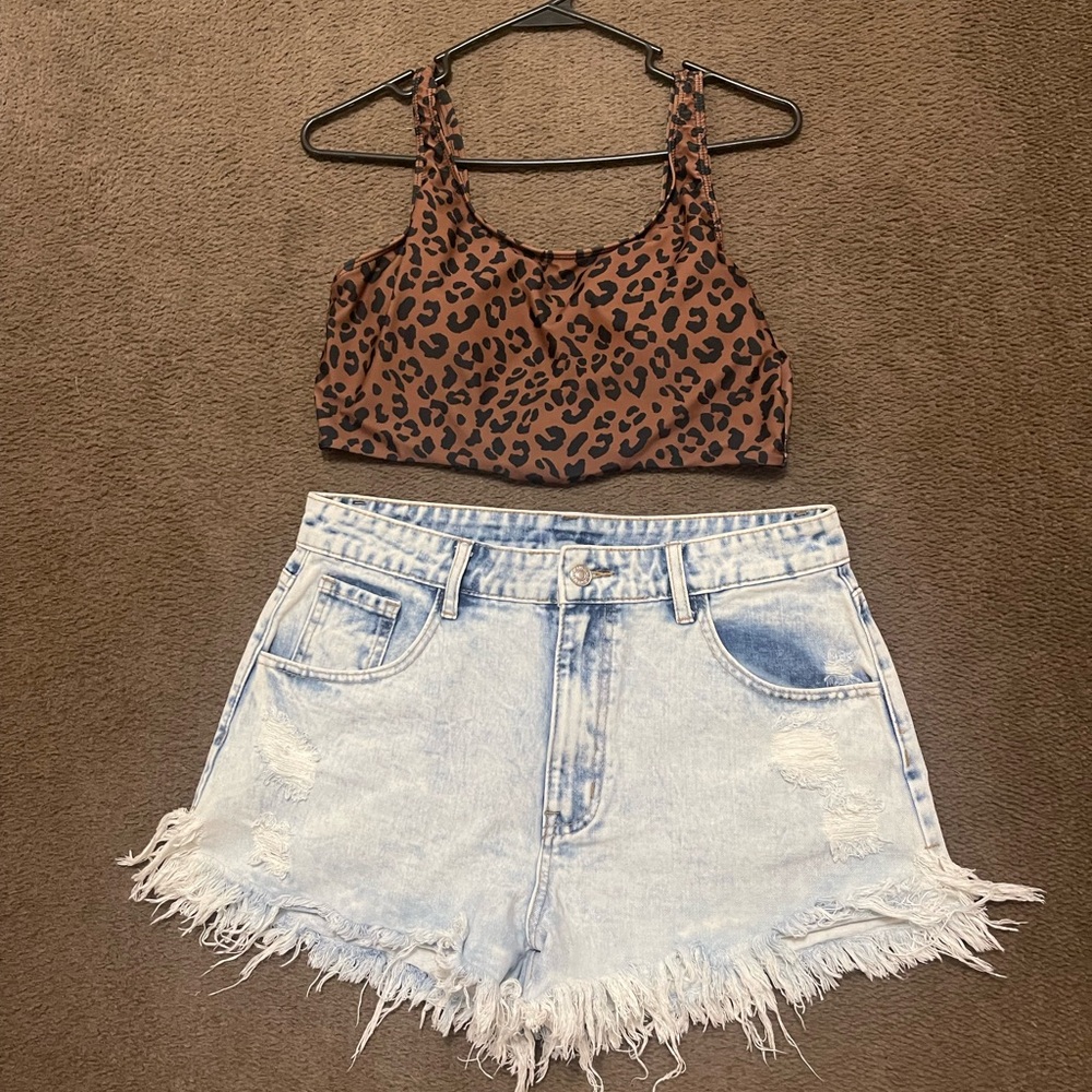 Worn once jeans shorts w raw hem. Large SHEIN
